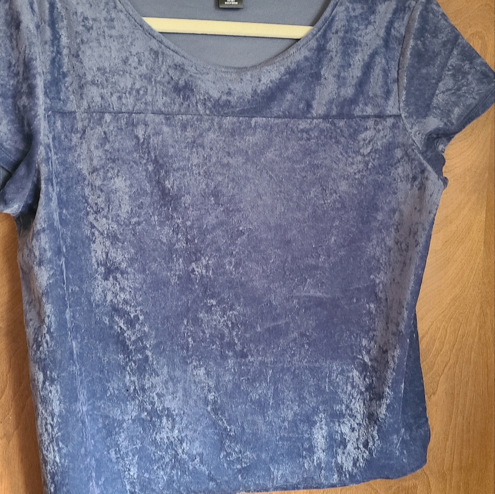 🌟 4/$20 City Streets Crushed Velvet Blue Top - size large